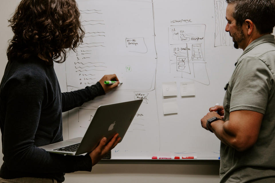 Wenn sich Projekte überschneiden. Strategien für die gleichzeitige Verwaltung mehrerer Projekte Wenn sich Projekte überschneiden. Strategien für die gleichzeitige Verwaltung mehrerer Projekte